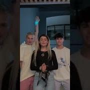 Девочка Бьет Поцана По Яйцам