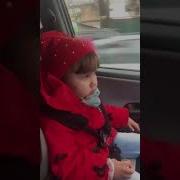Маленькая Девочка Поёт Медуза